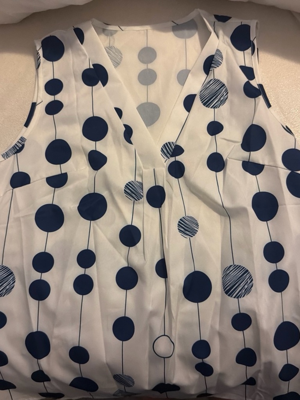 SHEIN White Sleeveless Blouse with Navy Polka Line Print